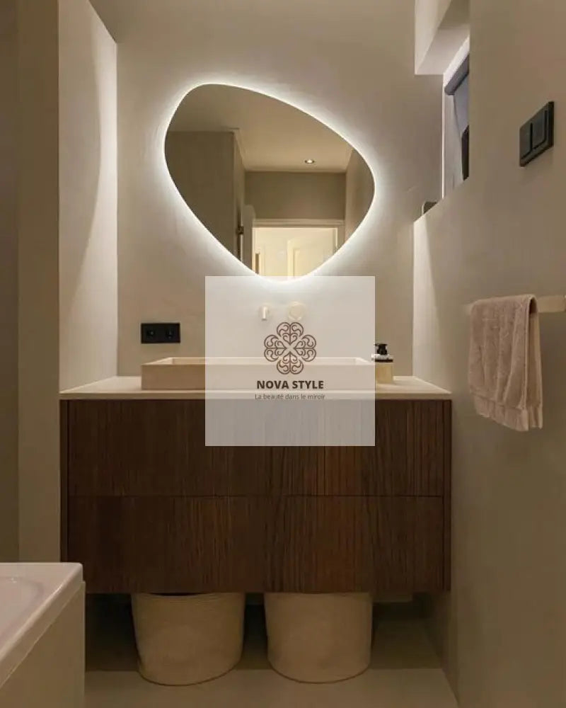 Nova Style : Miroir TOTEM de salle de bain avec LED